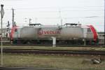 VEOLIA 185 CL 005 im Waschtest am 5.4.2009 in Grokorbeta. Nach der Aufschrift zu urteilen wird der letzte Waschgang schon ein paar Monate herliegen. Vieleicht wre es besser die Lok rot-schwarz zu lackieren.