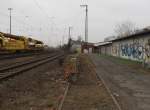 Das ehemalige Gleis zu einem Lokschuppen in Wiesbaden Ost Gbf wurde nicht gekappt, sondern einfach durch eine Mauer unbefahrbar gemacht; 03.03.2012