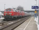 IC 1218 auf dem Weg nach Frankfurt, hier am Bahnhof  Friedrichshafen Lwental , gezogen von 218 406-7 und 218 439, 101 143 wird mit gezogen.