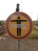 Na wer hat denn da der Person auf dem Schild ein Gesicht verpasst?  Gesehen im Duisburger HBF.