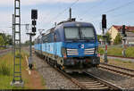 Nachschuss auf 383 003-1  Quer durch Europa  (Siemens Vectron), die in Merseburg Hbf auf Gleis 2 von ihrer Schwester 383 003-1 Richtung Großkorbetha überführt wird.
Aufgenommen am Ende des Bahnsteigs 1/2.

🧰 ČD Cargo, a.s.
🚩 Bahnstrecke Halle–Bebra (KBS 580)
🕓 1.6.2021 | 11:25 Uhr