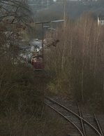 Leider sind nur Details zu erkenen von der RailsystemsRP V90/290 008-2, die hier samt eines Unkrautvernichtungszuges in Hattingen abgestellt war. Leider gab es keinen legalen Weg weder den Zug noch die Lok besser ab zu lichten. 3.2.2017