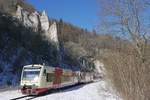 Fotografenpech - einen Augenblick zu frh/zu spt auf den Auslser gedrckt und eine strende Reflektion eingefangen. Durch das obere Donautal fahrend sind die beiden Regio-Shuttle mit den Nummern 200 und 211 kurz vor dem ehemaligen Bahnhof Inzigkofen unterwegs als HzL 86247 von Tbingen nach Sigmaringen (25.02.2018).