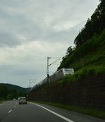 Als ich nach einem langen Wochenende auf der Heimfahrt war begegnete mir zwischen Neckarsteinach und Neckarhausen eine unbekannte 37 von Akiem mit einem Ölzug am Haken, der Zug war in Richtung