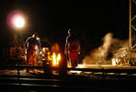 Unser Osterfeuer ist wegen Trockenheit und eines winzigen Virus abgesagt. Da machen wir uns ein eigenes. Im Bahnhof Hochstadt-Marktzeuln wurden am 07. September 2008 die ehemaligen Güter- und Abstellgleise erneuert. Thermit-Schweiss- und Schleifarbeiten erleuchteten die Nacht.