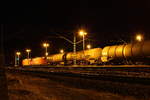 Nächtlicher Blick über den Bahnsteig 2/3 am 28.12.2016 in Pressig - Rothenkirchen auf den DB Cargo DGS 96279.