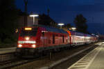 Zur Blauen Stunde wurde 245 014-6 mit ihrem Doppelstockzug von München Hbf nach Mühldorf im Bahnhof von Markt Schwaben fotografiert. Am Zugende befindet sich der  Bahnland-Bayern -Doppelstock-Steuerwagen. (20.04.17)