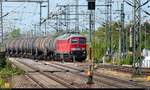 Hitzeflimmern in Delitzsch:  Mit viel Brennweite wurde 232 239-4 der Erfurter Bahnservice GmbH (EBS) mit Kesselwagen aufgenommen, als sie den Bahnhof Delitzsch unt Bf auf der Bahnstrecke