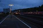 Morgenstund hat Gold im Mund,sagt der Volksmund.
Hier hat Morgenstund viel Bahnbild. Blick über den Neckarelzer Bahnhof in den frühen Morgenstunden des Montag den 27.8.2018.
Auf Gleis eins fährt gerade der Erdaushubzug von Stuttgart 21 gen Heilbronn durch, auf Gleis zwei steht eine Dostock RB mit zwei 114ern. Auf den Abstellgleisen werden die 425 aufgerüstet für den Dienst auf der S1 und S2.