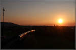 Der Sonne entgegen -

Abendhimmel mit tiefstehender Sonne, eine Landschaft ins Dunkel gehüllt und ein IC2-Zug als dickes Glühwürmchen. Blick auf die Remsbahn in Richtung Rommelshausen.

10.04.2020 (M)

