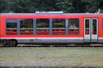 AVG 452 spiegelt sich in DB Regio 642 106. Aufgenommen am 24. August 2013 irgendwo in der Pfalz.