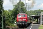 Das ist jedes Mal aufs neue atemberaubend, die 218 136-0 mit dem RE12 von Kln Messe/Deutz nach Trier HBF beim rauchenden Hochschalten in Kln West am 07.07.2009