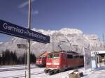 111 049-3 und dahinter 111 035-2 in Garmisch-Partenkirchen bei traumhaftem Winterwetter