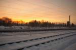 Dabei fing der Morgen so friedlich an in Eschwege West. KBS 613 ruht noch im Schnee als am 05.01.2010 die Sonne langsam aufgeht. (Zugegeben, das Abstellgleis im Vordergrund wird ohnehin nicht mehr befahren.