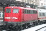 Die 110 210-2 zieht ihren ICE Ersatzzug aus Hamm nach Kln gerade durch Wuppertal HBF in ordentlichem Schneefall, im Schlepp hngt 115 346-9, aufgenommen am 29.01.2010