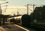 Am frhen Morgen des 17.8.10 steht RB 24706 (Rotenburg(Wmme)-Bremen Hbf) mit Schublok 143 351-5 im Startbahnhof zur Abfahrt bereit