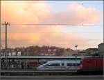 Morgenhimmel -

Zurzeit durchsuche ich meine früheren Digitalaufnahmen und habe dabei zwei Winterbilder vom Stuttgarter Hauptbahnhof gefunden, die mir eigentlich recht gut gefallen, vor allem aufgrund des Wolkenhimmels. Über die Bahnsteige hinweg geht hier der Blick auf die Stuttgarter Uhlandshöhe. 

14.01.2005 (M)