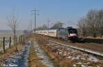 Der Lohn des frhen Aufstehens: ES 64 U2-061 mit EC 175 (Hamburg - Budapest Keleti pu) durcheilt im schnsten Sonnenlicht den kleinen Ort Diedersdorf (29.01.11)