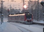 S 2 Richtung Dortmund bei der Einfahrt in Wanne-Eickel Hbf an einem Sptnachmittag im Winter (20.12.10)