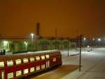 Ein Steuerwagen der Gattung DABgbuzfa 760 am Ende einer abgestellten Regionalbahn im Greifswalder Hauptbahnhof. Solch eine Stille erlebt man nur tief in der Nacht! Durch den Schnee und die fortgeschrittene Stunde wurden jegliche Restgerusche der Nacht geschluckt und man htte eine Stecknadel auf den Boden fallen hren knnen! (02.03.2005, 3:42 Uhr)