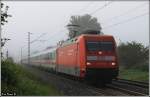 Noch vorm Dampfer kam der IC 2024 mit 101 017 angedst. Pntklich kam er durch den Nebel in Mangolding. (03.09.2011)