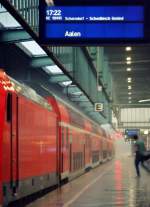 Während eines Unwetters am Stuttgarter Hauptbahnhof, fuhren diverse Züge verspätet ab. Dennoch gab es auch ein paar pünktliche Züge, wie der RE nach Aalen, welcher in wenigen Minuten den Stuttgarter Hauptbahnhof verließ.