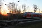 Die Sonne verschwindet schon hinter den Bumen an diesem kalten 25.11.2013 als der Steuerwagen der RB 59157 in Gaimersheim auf die Abfahrt wartet.