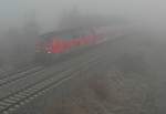 - Vernebelt - Wenige Minuten bevor 218 496-8 mit RE 3239 von Ulm nach Lindau vorbeifuhr, gab es einen ungetrübten Blick auf die Strecke und es lag nur das hier nicht mehr sichtbare Feld im