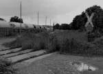 Bahnübergang über die nicht mehr genutzten Gleise des Bahnhofes Niedersachswerfen. Aufnahme entstand von der Leipziger Straße aus. 11.07.2014