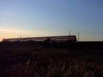 Hier fhrt Regionalbahn 10 von Nauen nach Spandau. Die Abendsonne hllt den Zug in ein wunderschnes Rot. Ein tolles Bild!