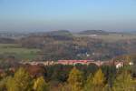 Herbst im Vogtland mit dem RE 3 von Hof nach Dresden. Hier Zieht eine BR 143 gerade den RE über die Elstertalbrücke bei Jocketa/ Pöhl. Aufgenommen am 31.10.2015