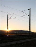 Das Mastenpaar und die verschwindende Sonne -    An der Remsbahn bei Weinstadt-Endersbach.