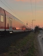 Sonnenuntergang! RE 4 nach Aachen Hbf bei der Vorbeifahrt am Fotografen.
Wickrath den 25.1.2017