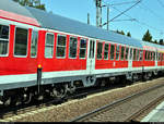 Bnrz 447.6 (50 80 22-34 652-4 D-WFL) der Wedler Franz Logistik GmbH & Co. KG (WFL) ist eingereiht in einer Überführungsfahrt der WFL von Wustermark nach Erfurt und durchfährt, zusammen mit vier Loks sowie 13 weiteren Wagen, den Hp Zscherben auf der Bahnstrecke Halle–Hann. Münden (KBS 590).
Anlass der Fahrt ist die Bereitstellung von Fahrzeugmaterial für den Ersatzverkehr der Abellio Rail Baden-Württemberg GmbH.
[1.6.2020 | 15:43 Uhr]