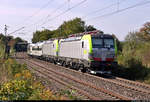 Nachschuss auf die neuen Siemens Vectrons mit den Nummern Re 475 419-8 und Re 475 418-0, die bei Metterzimmern (Bietigheim-Bissingen) von 103 222-6 in ihre künftige Heimat überführt werden. Ebenfalls eingereiht ist ein besetzter Aussichtswagen der Gattung  SRmz  (61 85 8990 003-3 CH-RADVE).
Das Foto entstand hinter den Sträuchern.

🧰 BLS Cargo AG (BLSC)/RailAdventure GmbH
🚝 DLr 62296 München Hbf–Basel Bad Bf (CH)
🚩 Bahnstrecke Bietigheim-Bissingen–Bruchsal (Westbahn (Württemberg) | KBS 770)
🕓 20.9.2020 | 15:25 Uhr