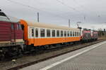 D-EBS 56 80 21-80 084-8 Bom zwischen der EBS 132 334 und der FWK 143 056, am 02.01.2024 in Naumburg (S) Hbf. Er wurde von der EBS V200 507 nach Karsdorf überführt.