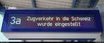 Text auf einem Zugzielanzeiger im Bahnhof Konstanz:   Zugverkehr in die Schweiz wurde eingestellt   Dies lag wahrscheinlich an einer technischen Störung an der Strecke.