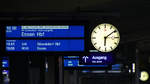 Uhren und Fahrgastinformationstafeln am Gleis 4 des Hauptbahnhofes in Wuppertal. (Februar 2021)