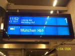 LCD Anzeige im Berliner Hbf. Sie zeigt den ICE 1611 nach Mnchen Hbf ber Leipzig Hbf an.