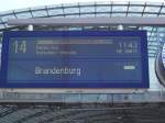 LCD Anzeige im Berliner Hbf. Sie zeigt den RE1 nach Brandenburg Hbf ber Potsdam an. 