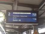 Dieser Zuglaufschild Gleis 2 im Karlsruher Hbf informiert: ICE 75 fllt aus, Ersatzzug IC 2819 ist betriebbereit.