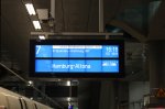 Zugzielanzeiger von dem ICE 1608 nach Hamburg Altona der ab Berlin Hbf 30 min Versptung hat, aufgrund einer Kuppelstrung von zwei ICE´s in Berlin.
