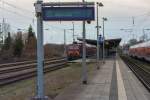 Zugzielanzeige mit Ankündigung des letzten InterConnex nach Rostock Warnemünde auf dem Bf Neustrelitz. Mit Fahrplanwechsel gibt Veolia diesen Zug auf. An den Bahnsteigen warten Regio Züge in Richtung Neubrandenburg und Berlin.- 13.12.2014