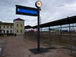 Neu aufgestellte Zugzielanzeige mit Uhr für den Bahnsteig 5 am Bahnhof Nordhausen.