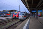 Variante 1: Bei der Kameraeinstellung für den ICE am Bahnsteig 2 in Stralsund mit den Zugzielanzeigen der anderen Zügen auf dem Bahnhof, fuhr mir der RE nach Neustrelitz zu früh ins