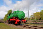 Die FLC 077 der Dampflokfreunde macht Führerstandsmitfahrten, so gesehen am 23.04.2017 beim Frühlingsfest des Bw Schöneweide.
Die Maschine wurde 1985 unter der Fabriknummer 03 077 im Raw Meiningen gefertigt.
