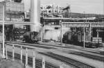 Blick aus dem fahrenden Zug in die Blankensteiner Zellstoff- und Papierfabrik Rosenthal am 13.5.91: Noch rangieren zwei aus DDR-Zeiten stammende Dampfspeicherloks die zahlreichen Güterwagen.

