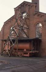 Abenteuerlich untergestellt fand ich am 14.4.1992 im Delmenhorster Industriemuseum Wolle diese Dampfspeicherlok vor. Unter einem Stützgerüst für ein altes Fabrikportal versteckt stand dort die Henschel Lok 12469, Baujahr 1913. - Ob die Situation vor Ort heute noch so ist, kann ich nicht sagen. Vielleicht kann das ja jemand aus dem Forum ergänzen.