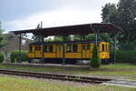 In Rheinsberg am Bahnhof steht der Triebwagen 1192 aus Berlin sicher unter einem Dach ausgestellt.