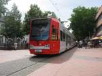 In Frechen fhrt die Straenbahn ein Stck durch die Fugngerzone.